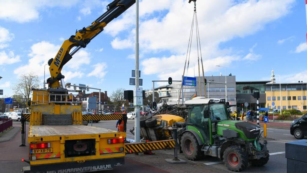 Een kraan zet de aanhanger weer overeind bij de Schroebrug in Middelburg