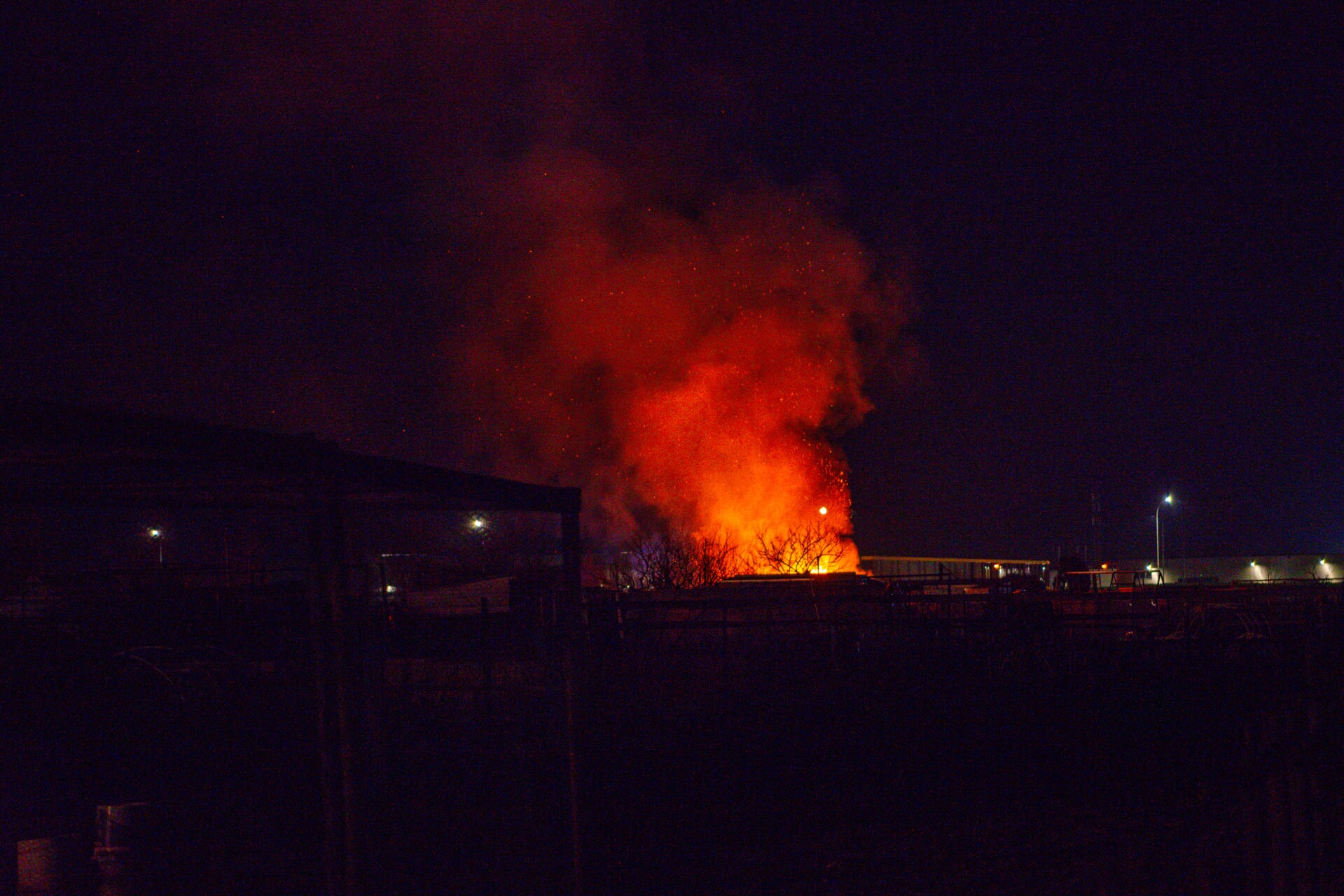 De brand in Tholen was in verre omtrek zichtbaar.