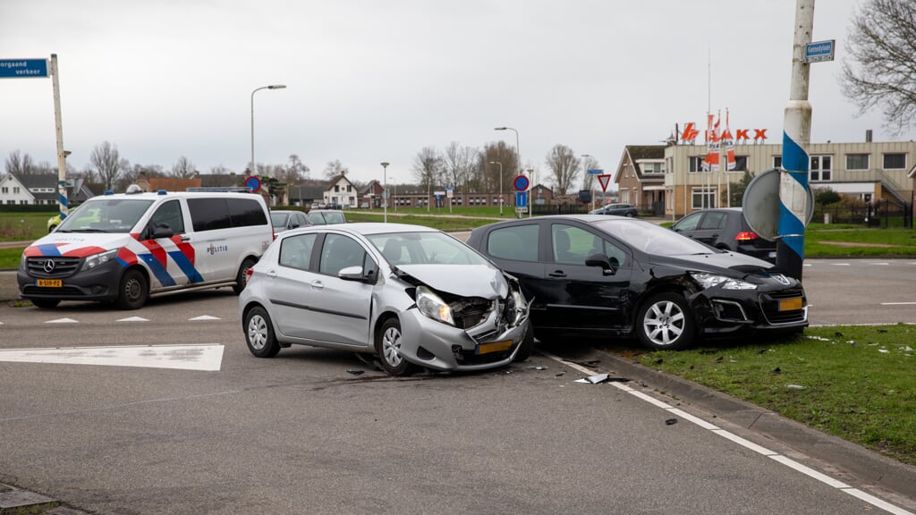 Vrouw-lichtgewond-geraakt-bij-verkeersongeval-Willem-Dreesweg