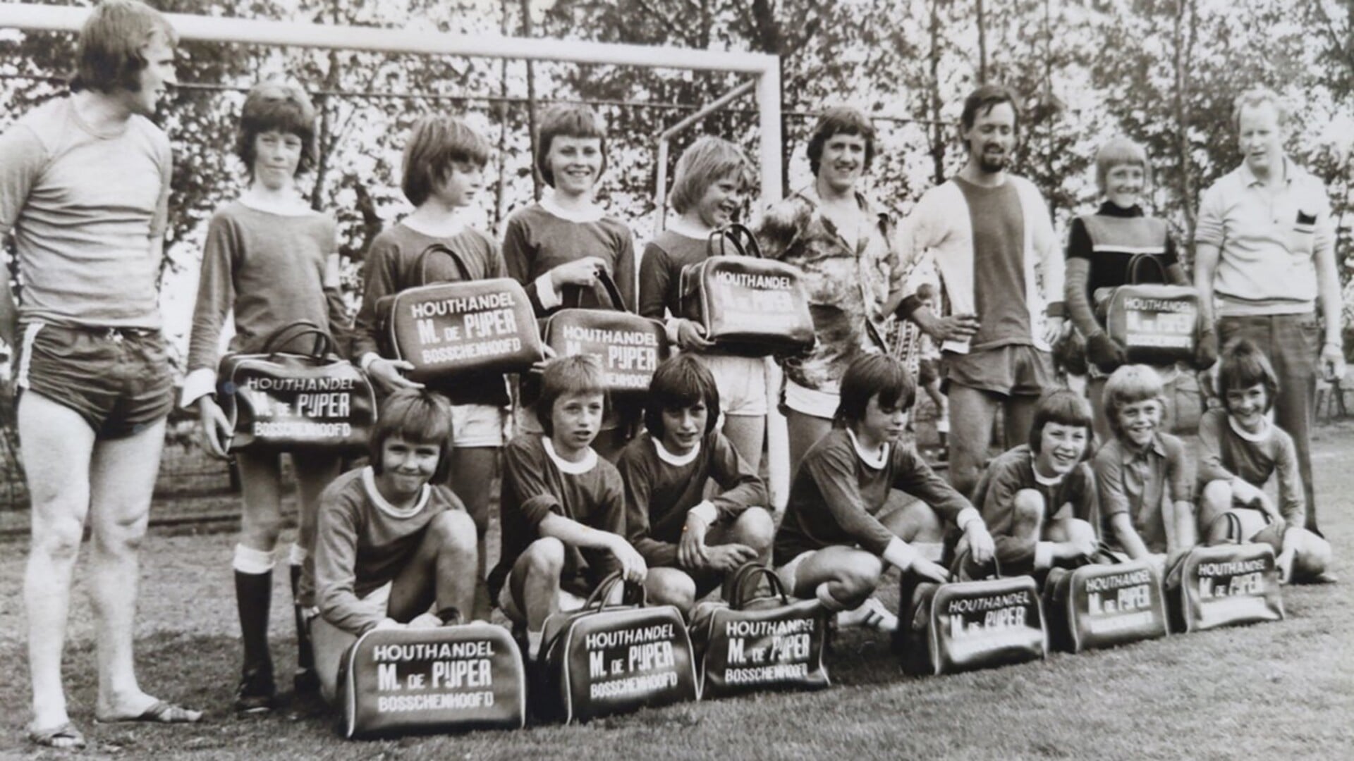 In 1974 waren veel jongens van de basisschool actief bij voetbalvereniging DIOZ.