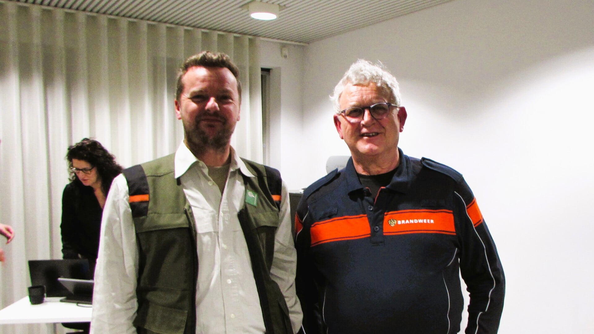 Wijze lessen ‘voorkoming natuurbranden’ van boswachter Helmut van Pelt (links) en bandweerman Jan v.d. Bersselaar.
