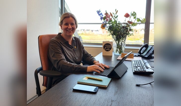 Nieuwe wethouder Hilde Moerland (52) in haar werkkamer van het Thoolse gemeentehuis.