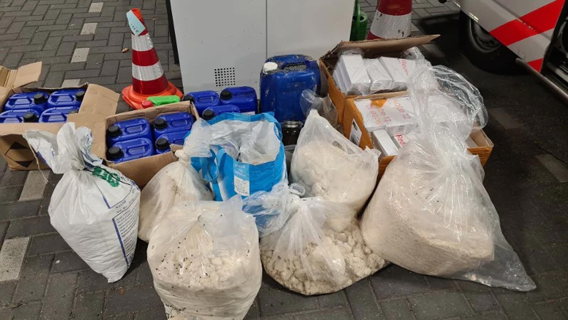 De politie vond tientallen kilo's aan grondstoffen.