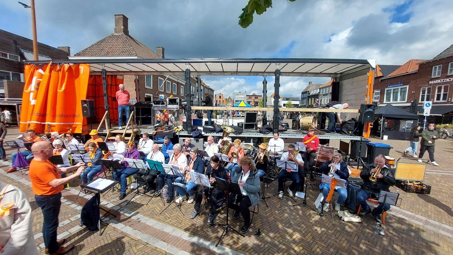 Muziekvereniging Zevenbergen fleurt Koningsdag op. 