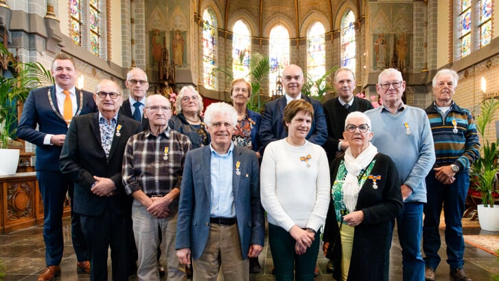 Burgemeester Gerben Dijksterhuis met de Borselse gedecoreerden in de Bonifaciuskerk in Kwadendamme.