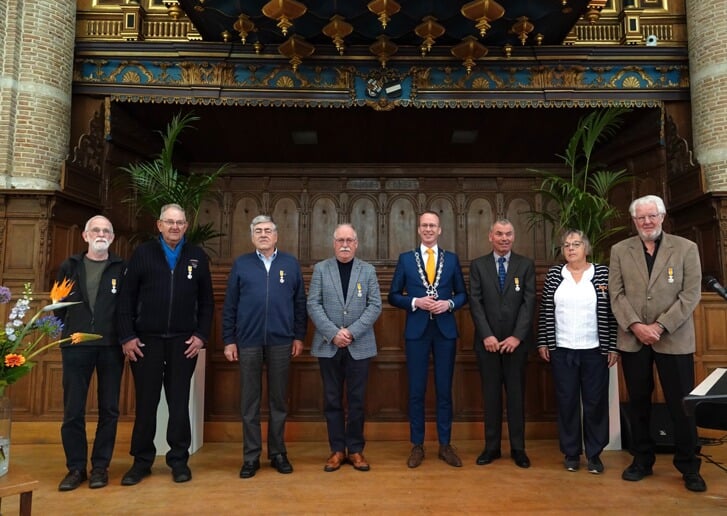 De heren Van den Pol, Remijn, Lankester, De Kok, burgemeester Van den Bos, Nijsse en echtpaar De Vos (vlnr). Meneer De Vries mist op de foto vanwege zijn 50-jarig huwelijksfeest.