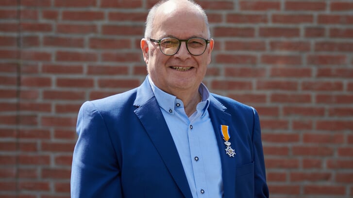 Uitreiking Koninklijke Onderscheiding, lintje, Lid in de Orde van Oranje Nassau aan dhr. Corné Schrooyen door burgemeester Han van Midden
