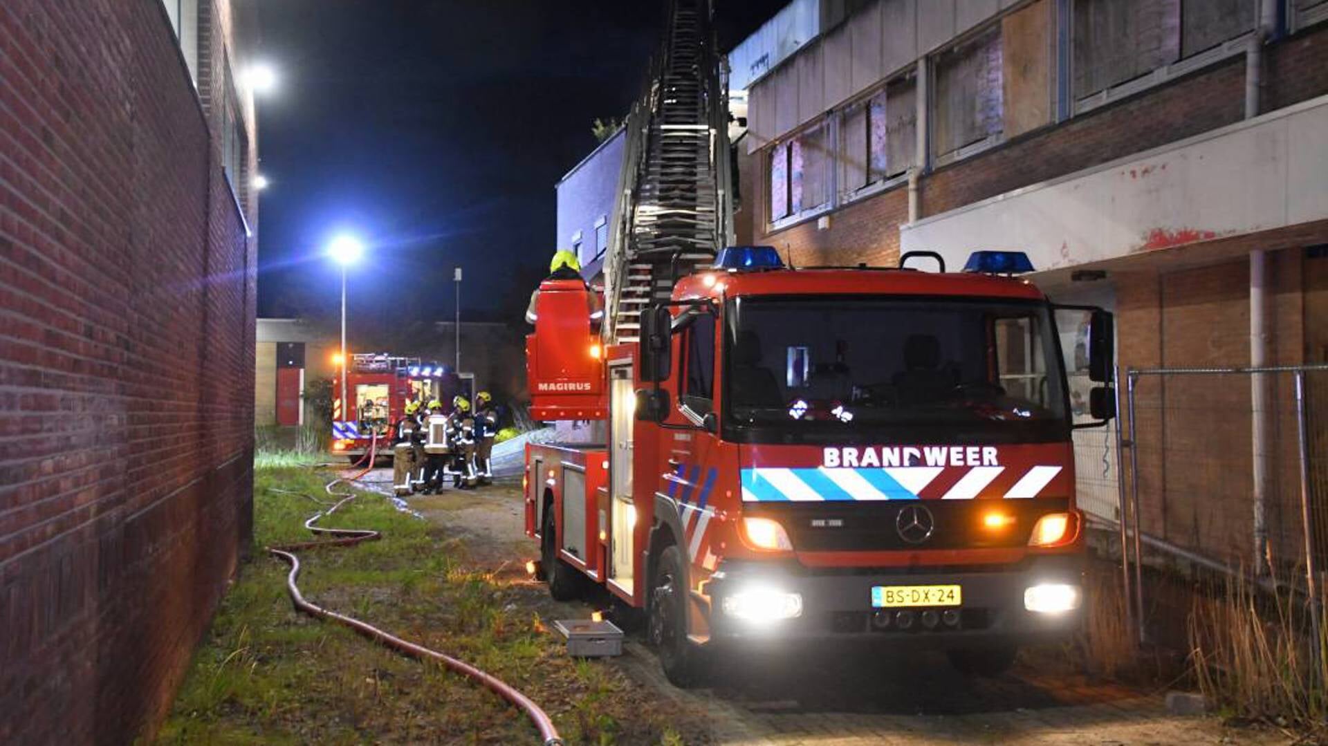 De brandweer ter plaatse bij het vervallen pand aan het Goudend in Middelburg