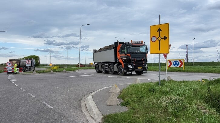 De aannemer voert onderhoud uit aan het asfalt van ruim tien straten in Halderberge.
