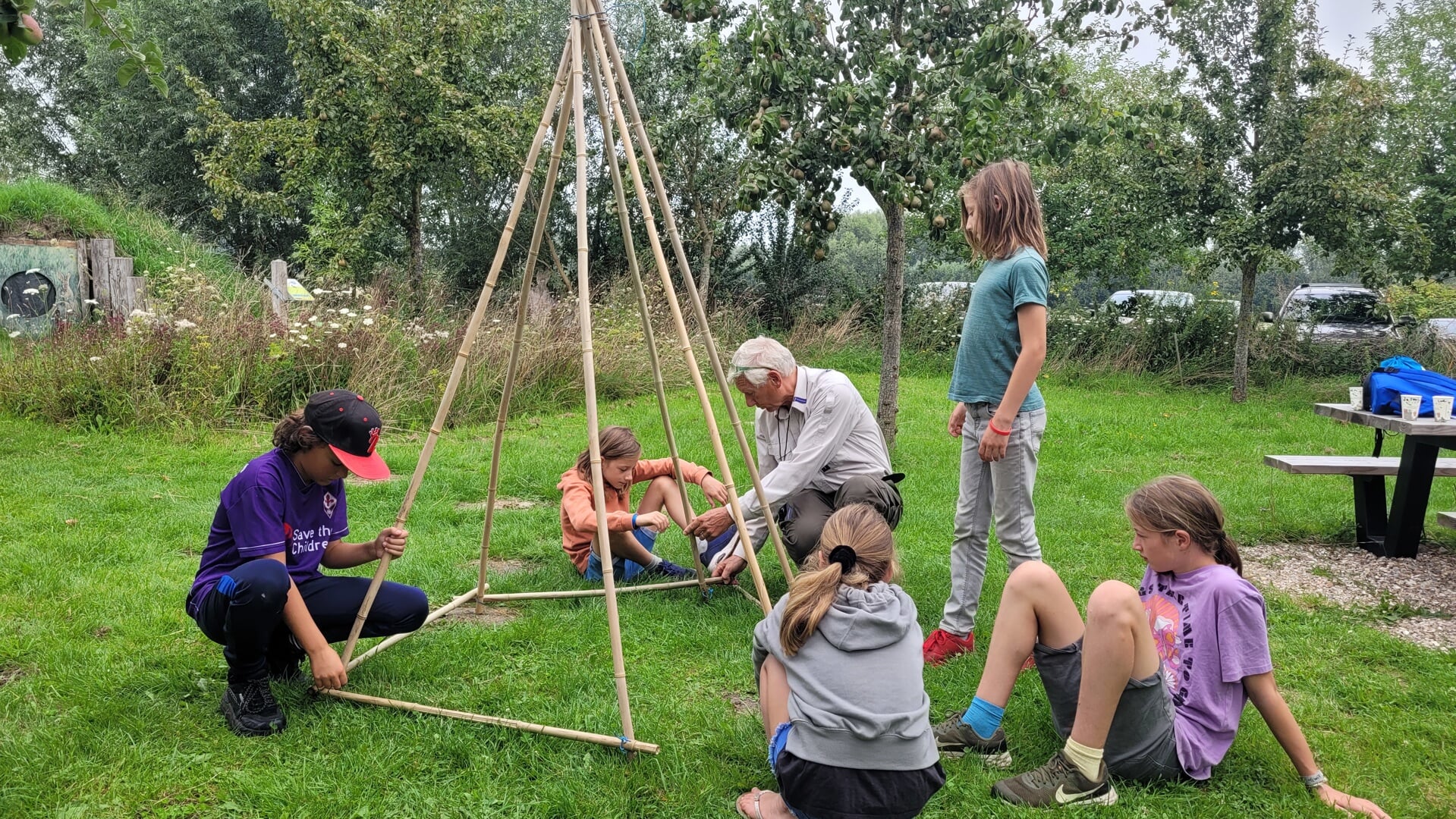 Tijdens het OERRR Tipikamp leren kinderen zelf hun eigen Tipi-tent op te zetten