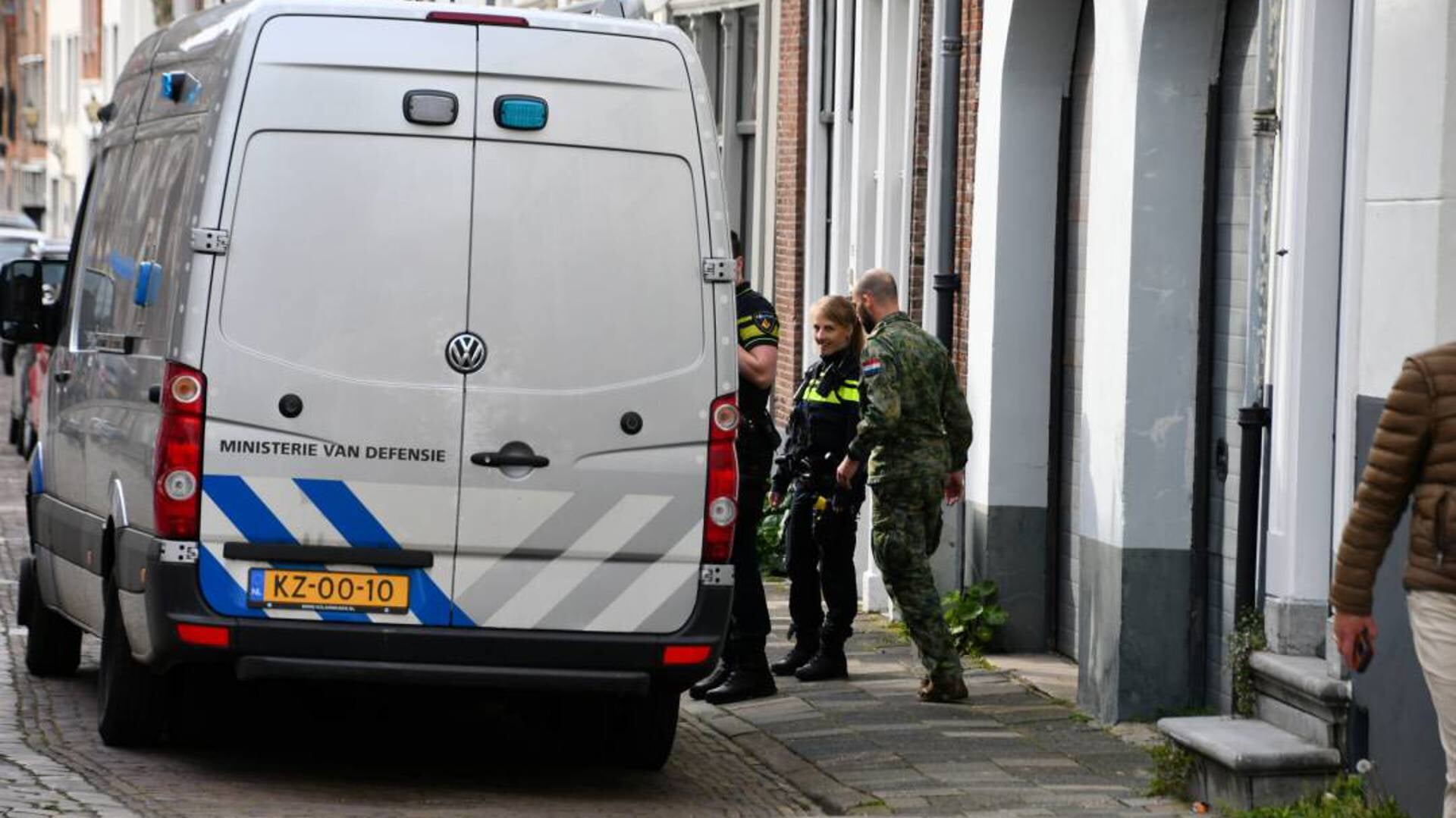 De EOD en de politie ter plaatse in de Breestraat in Middelburg