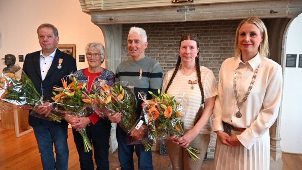 Van links naar rechts de heer Bouman, mevrouw Lobbezoo, de heer Lobbezoo, mevrouw Van der Meer en burgemeester Schouwenaar.