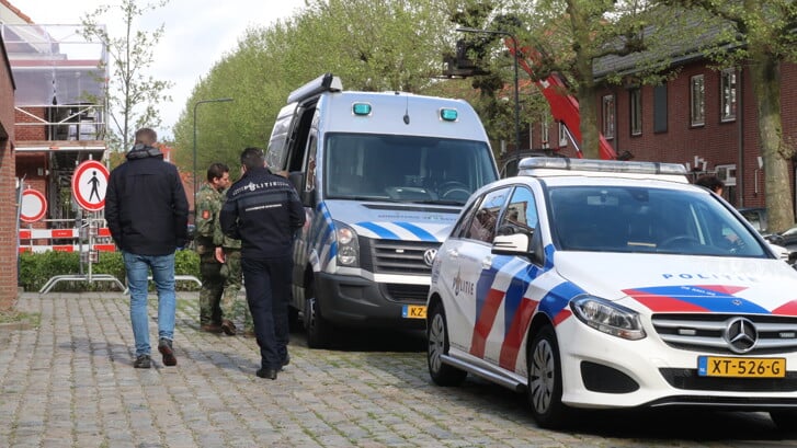 Het Ministerie van Defensie en de politie voeren onderzoek uit in de Plataanstraat..