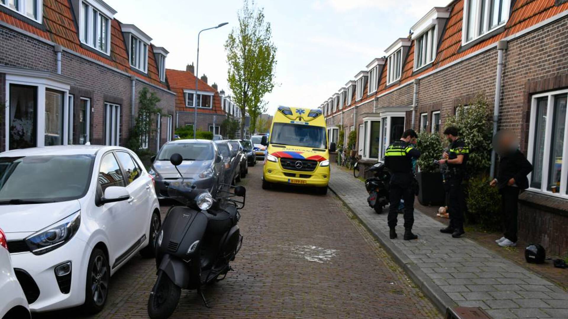Politie en ambulance ter plaatse in de Jasmijnstraat in Middelburg