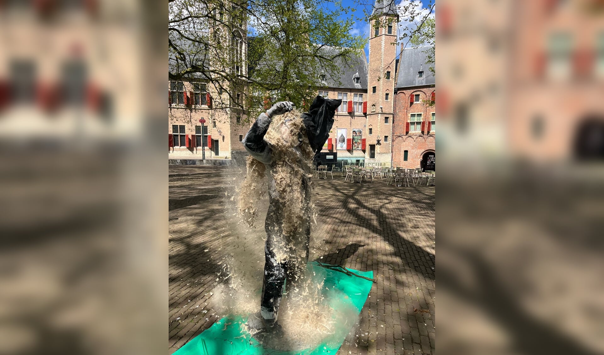 Performance ‘Met pek en veren’ op het Abdijplein in Middelburg
