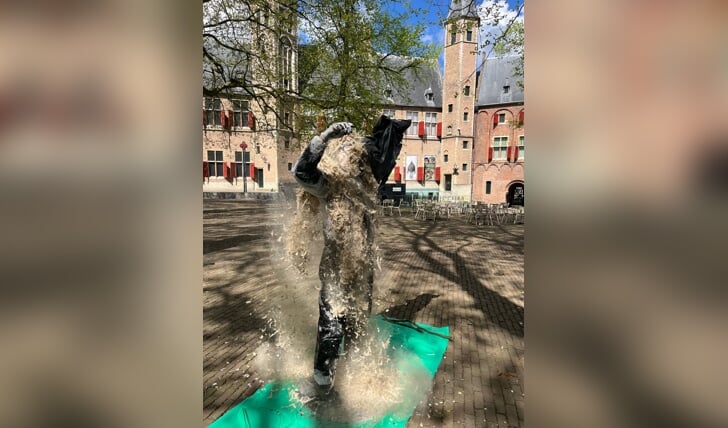 Performance ‘Met pek en veren’ op het Abdijplein in Middelburg
