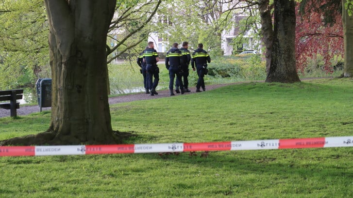 Het park is afgezet en er zijn meerdere agenten aanwezig.