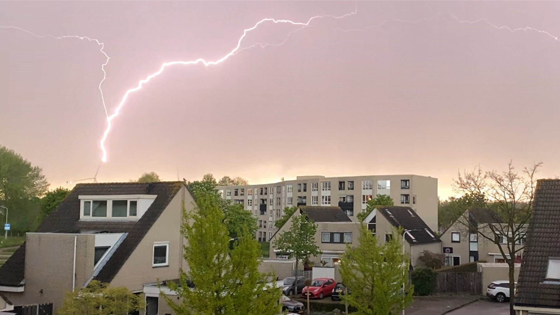 KNMI Waarschuwt: Zaterdag Code Geel Vanwege Zware Windstoten En Onweer ...