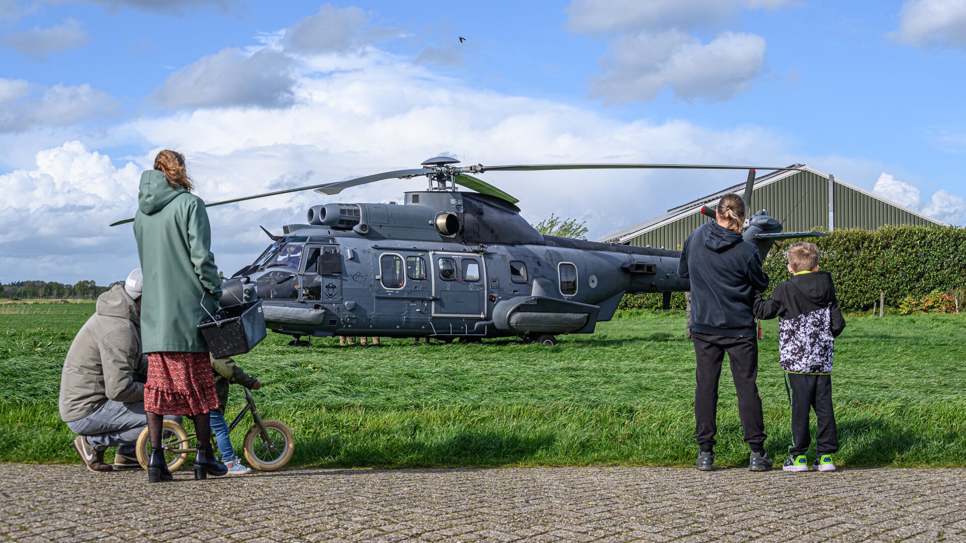 Nieuwsgierige passanten bij de militaire helikopter.
