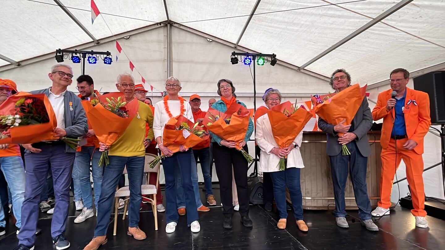6 Willemstadters die vrijdag een koninklijke onderscheiding hebben gekregen werden door het Oranje comité in de bloemetjes gezet 