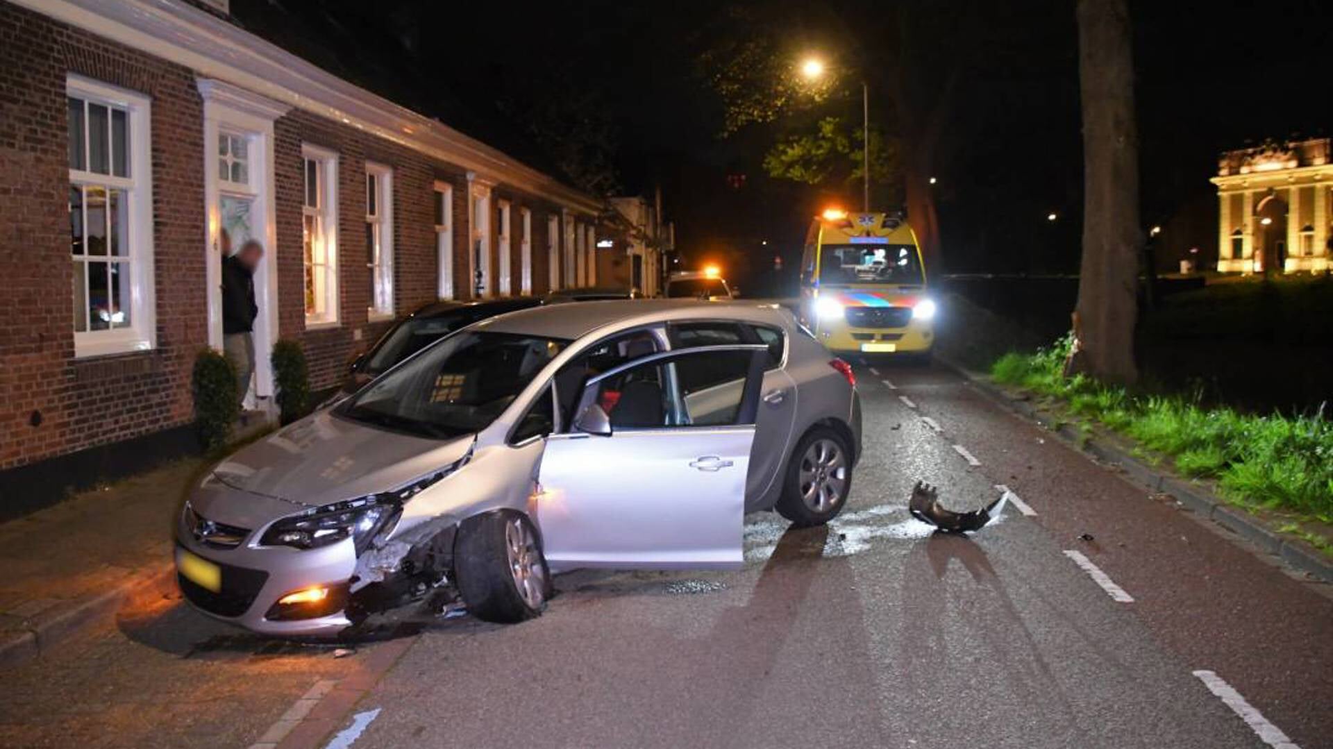 De beschadigde auto op de Noordsingel in Middelburg
