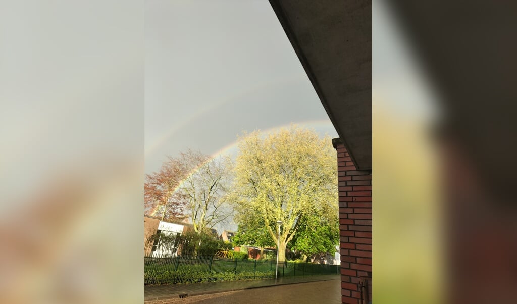 Een prachtige regenboog verschijnt na een felle bui boven de Martijntje school in Nieuw-Vossemeer