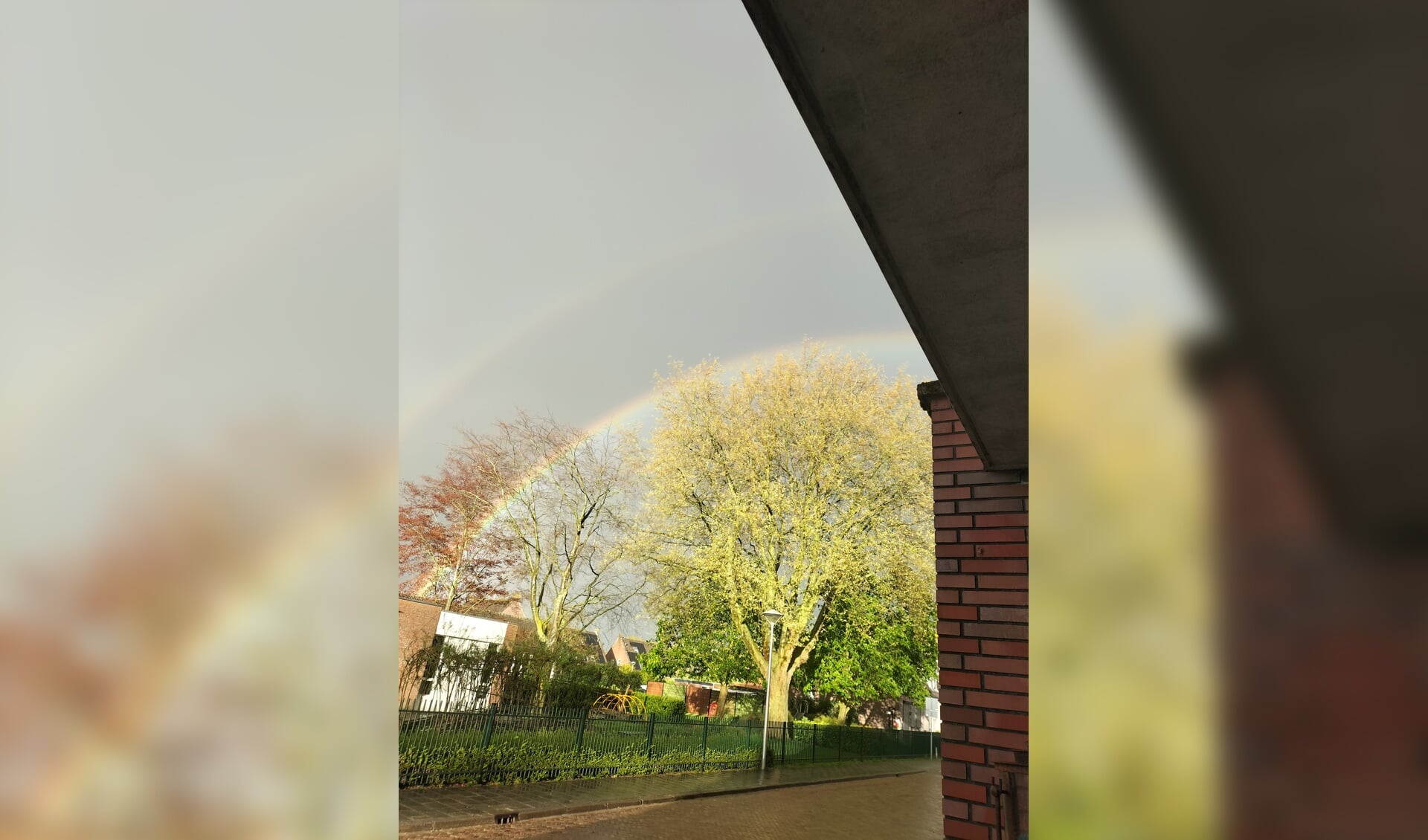Een prachtige regenboog verschijnt na een felle bui boven de Martijntje school in Nieuw-Vossemeer
