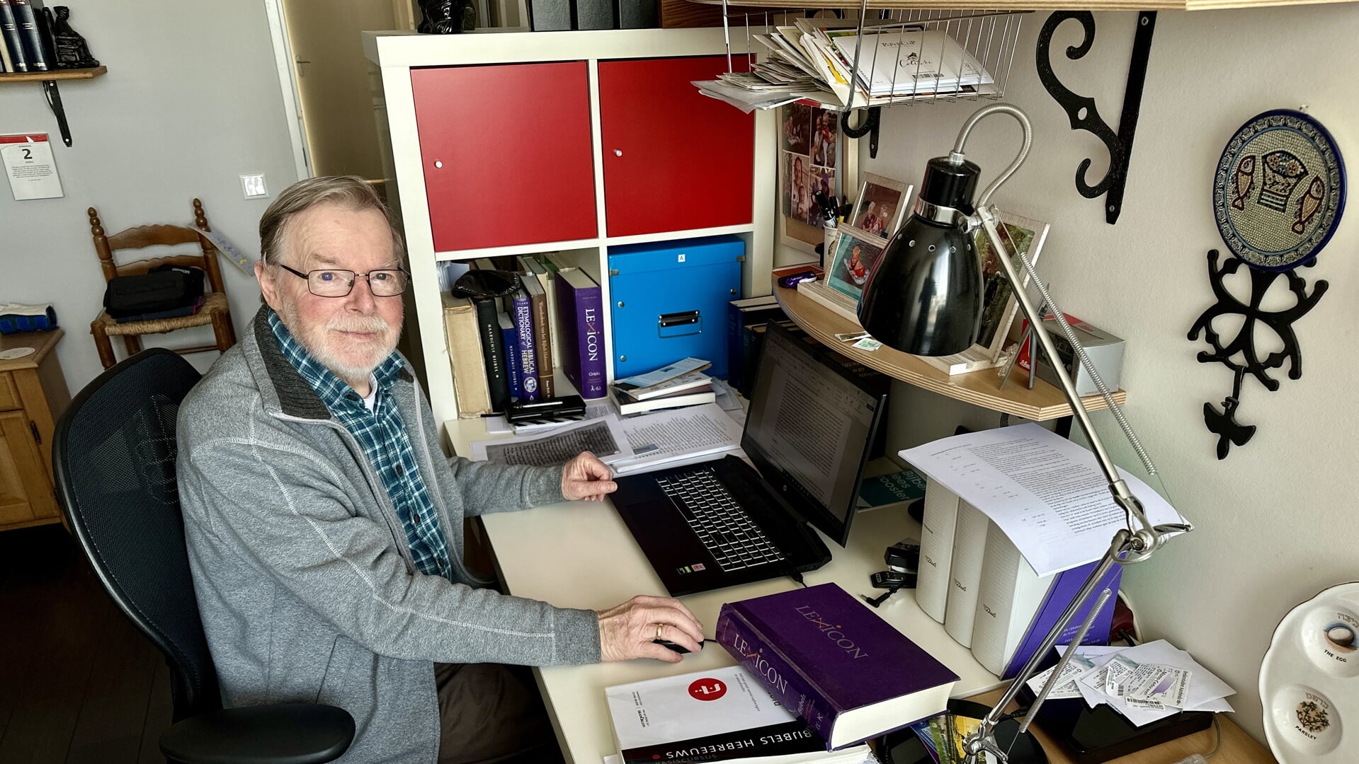 Johan Murre in zijn werkkamer in Middelburg