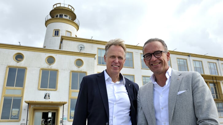 Joost van Damme (rechts) en zijn rechterhand Vincent Schuit voor de voormalige Zeevaartschool.