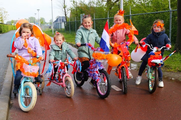 Deze kinderen tonen trots hun versierde fietsen.