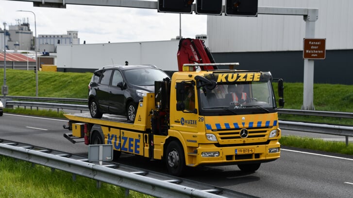 De gestrande auto wordt afgevoerd door het bergingsbedrijf