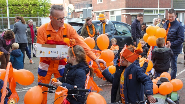 Hard werken wordt beloond, kinderen in Heerle krijgen iets lekkers na hun Koningsdag fietstocht