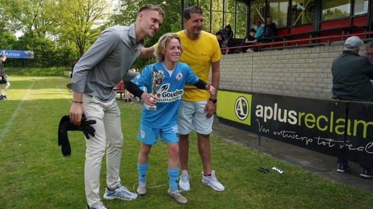 Leo Rijpert Cup 2023: Bart Verbruggen en Gabor Babos reiken de prijs uit voor beste keeper 