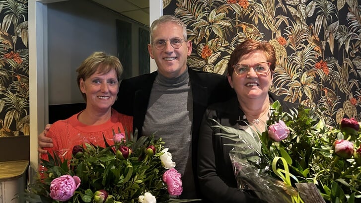 Burgemeester Ruud van den Belt met Annette Traets en Wilma van Treijen, grondleggers van Buurtpreventie Dinteloord.