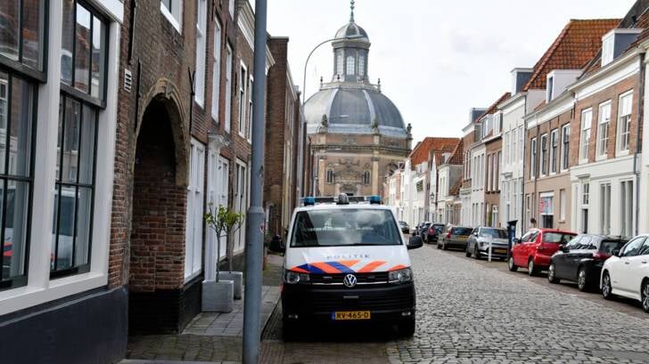 Politie bij het Kraanstraatje in Middelburg. 