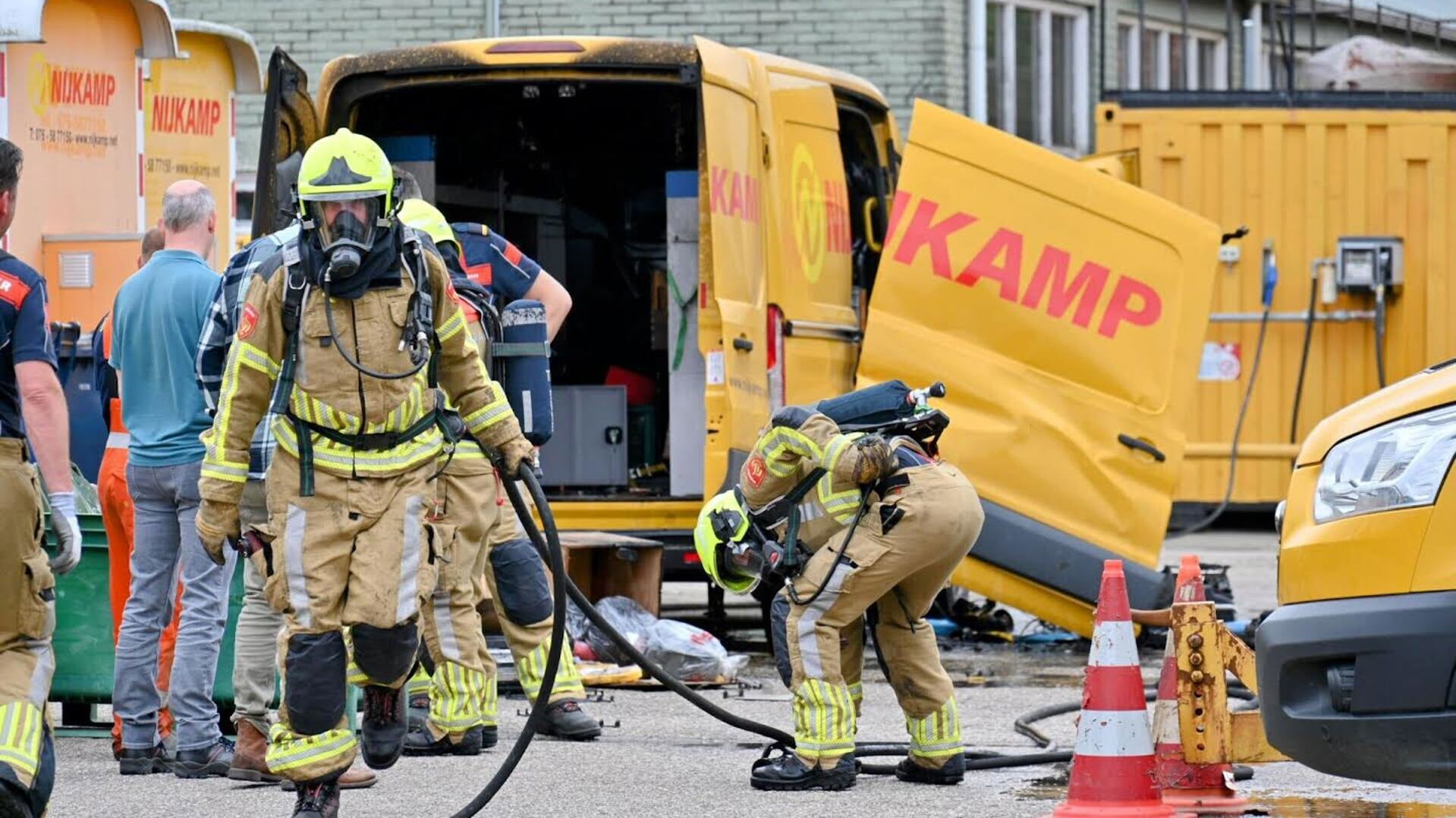 Gasfles ontploft in bestelbus op terrein Nijkamp aan de Wieringenstraat BredaVandaag Hét