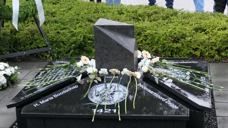 Bloemen op het monument van Zegge na de herdenking.