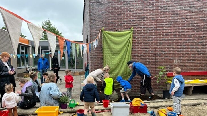 De opening van het vergroende schoolplein van basisschool Het Talent.