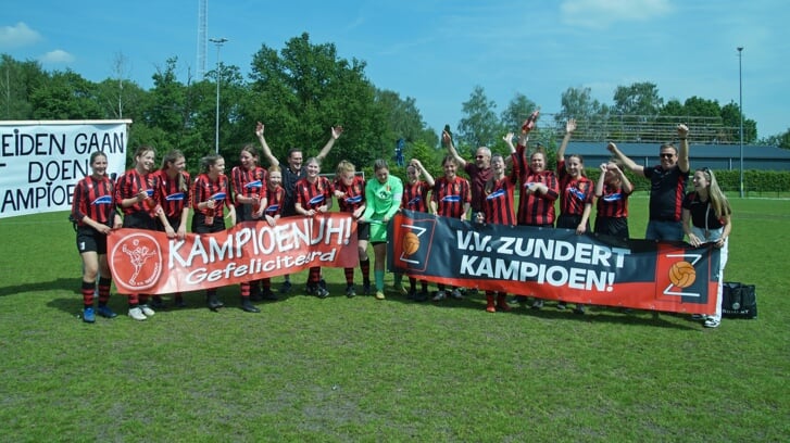 Dames en staf van Zundert/Wernhout MO20-1 vieren opnieuw een kampioenschap.
