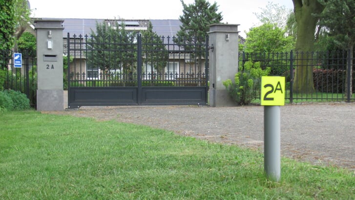 Veel woningen, zoals hier in Schijf, hebben zeer goed zichtbare huisnummerbordjes.