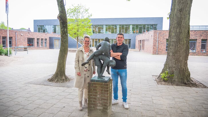 Initiatiefnemers Mary van Alphen en Arjan Martens op het schoolplein van hun oude school.