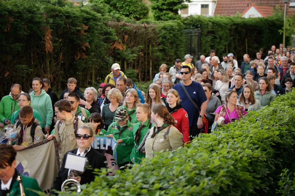 Een feestelijke intocht voor alle wandelaars van de Ossendrechtse avondvierdaagse