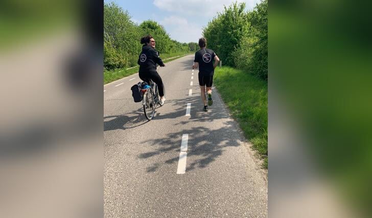 Loper Corné (uit Oudenbosch) en fietser Alexandra tijdens een oefenrun