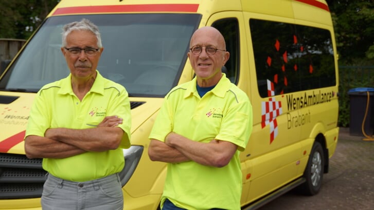 Vlnr: Peter Bogers & Rini van Oosterbos vrijwilliger bij WensAmbulance Brabant.