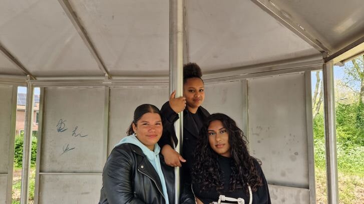 Romaisa, Lucia en Wanisha bij de ontmoetingsplek aan de Segeersweg. 
