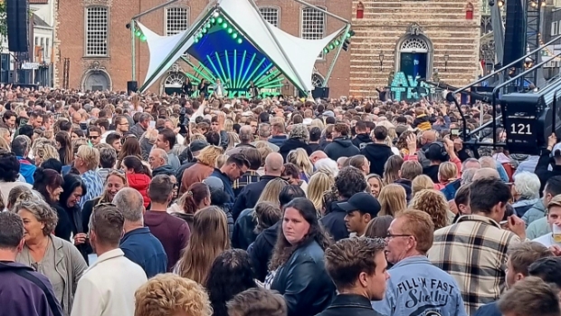 Volle Grote Markt in Goes geniet van 'Muziekfeest op het Plein'