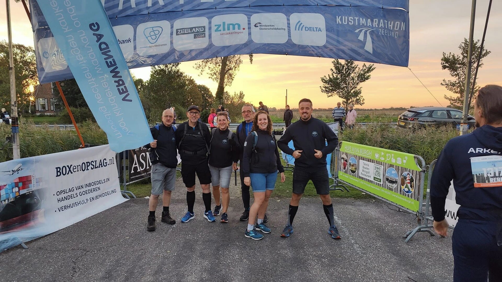 De organisatie van Walcheren voor Lotgenoten (Harry Christiaanse links) bij de Kustmarathon.