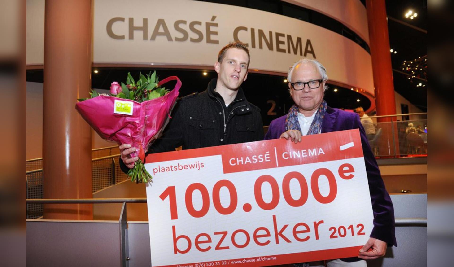 De 100-duizendste bezoeker van Chassé Ciname in 2012. foto Erald van der Aa/Chassé Cinema