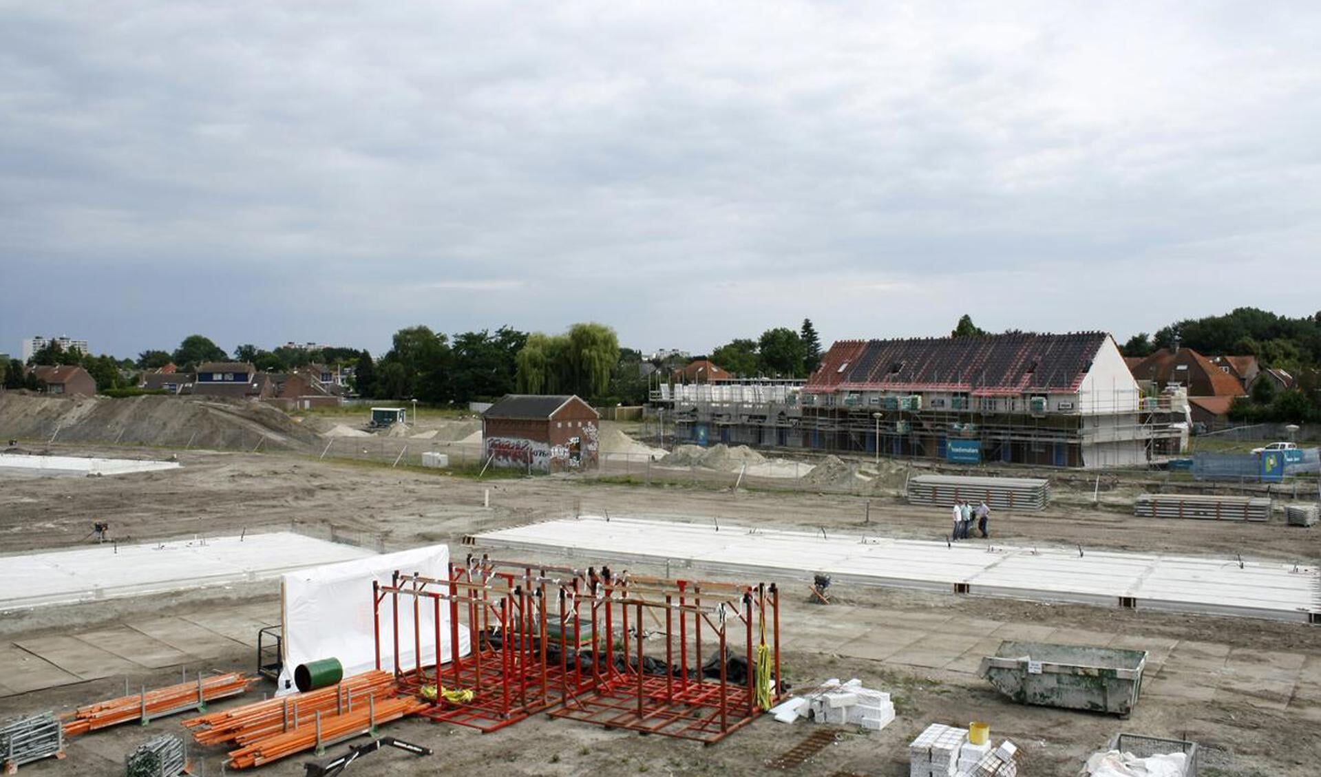 De bouw aan 123 Sprong vordert gestaag. Begin juli gingen veertien woningen in de verkoop. foto Wijnand Nijs