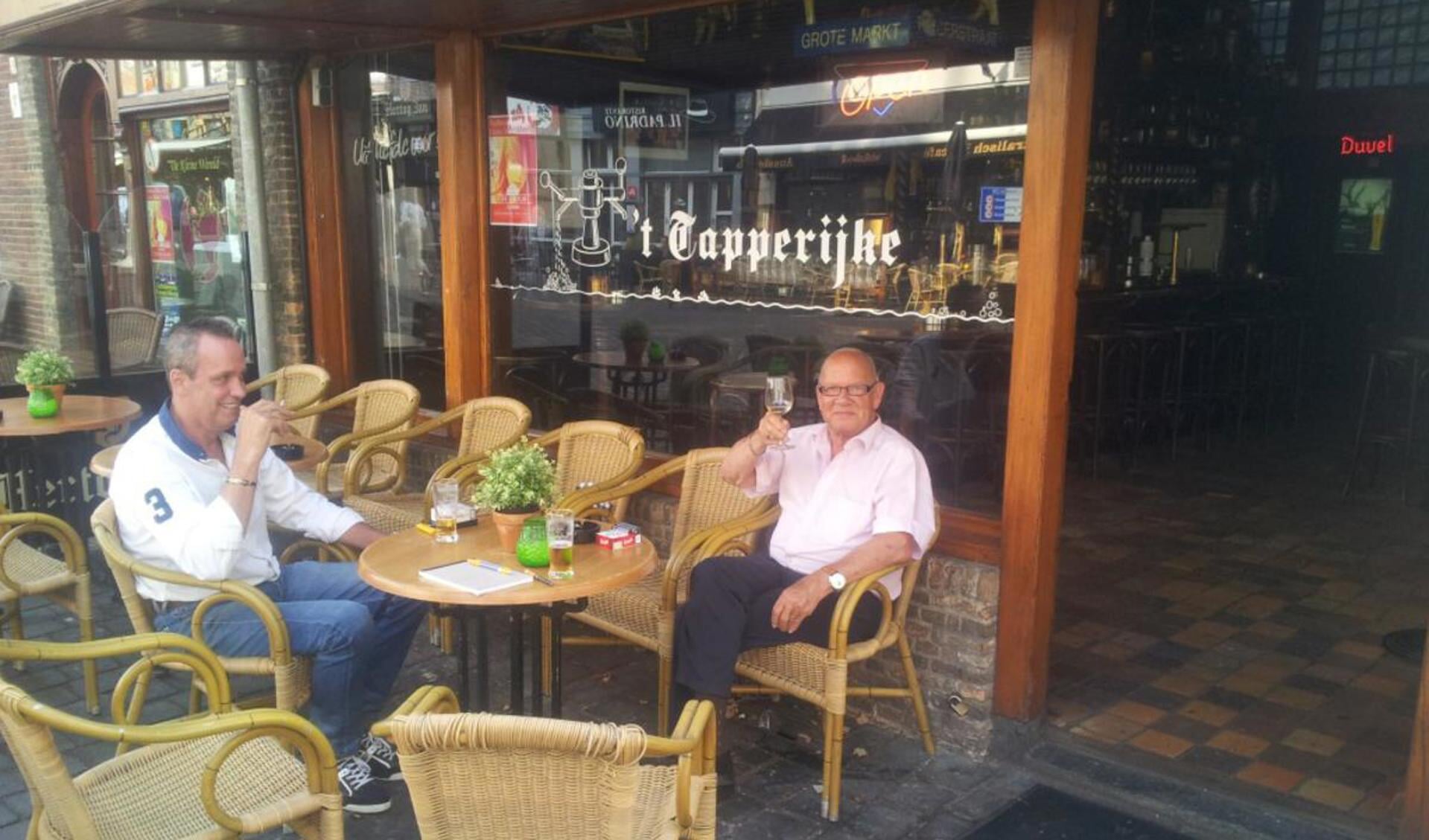 Ger Couvreur op het terras voor zijn café. foto Freek de Jonge